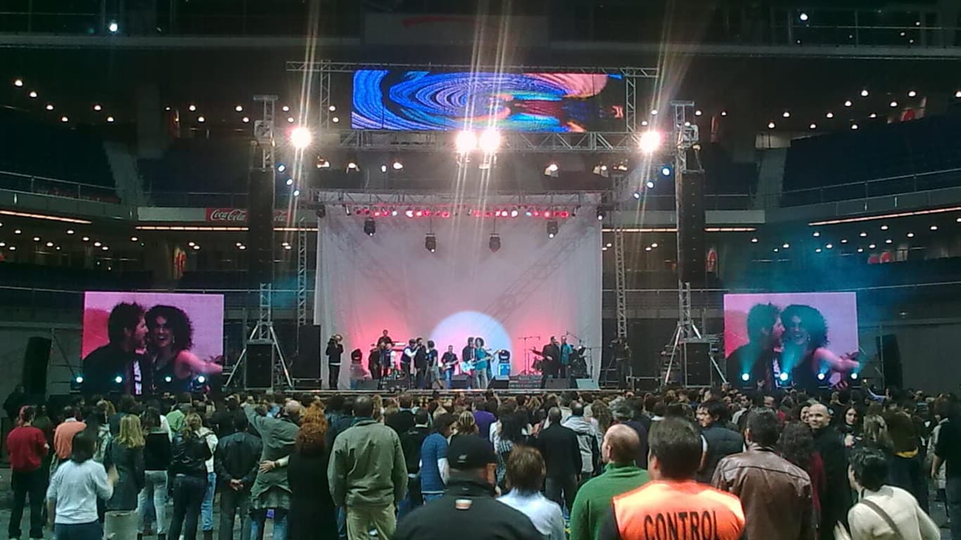 Operadores supervisando sala crítica