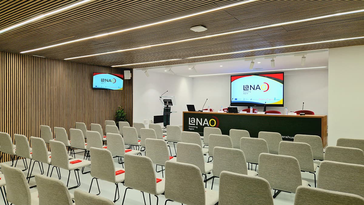 Auditorio universitario con pantalla LED