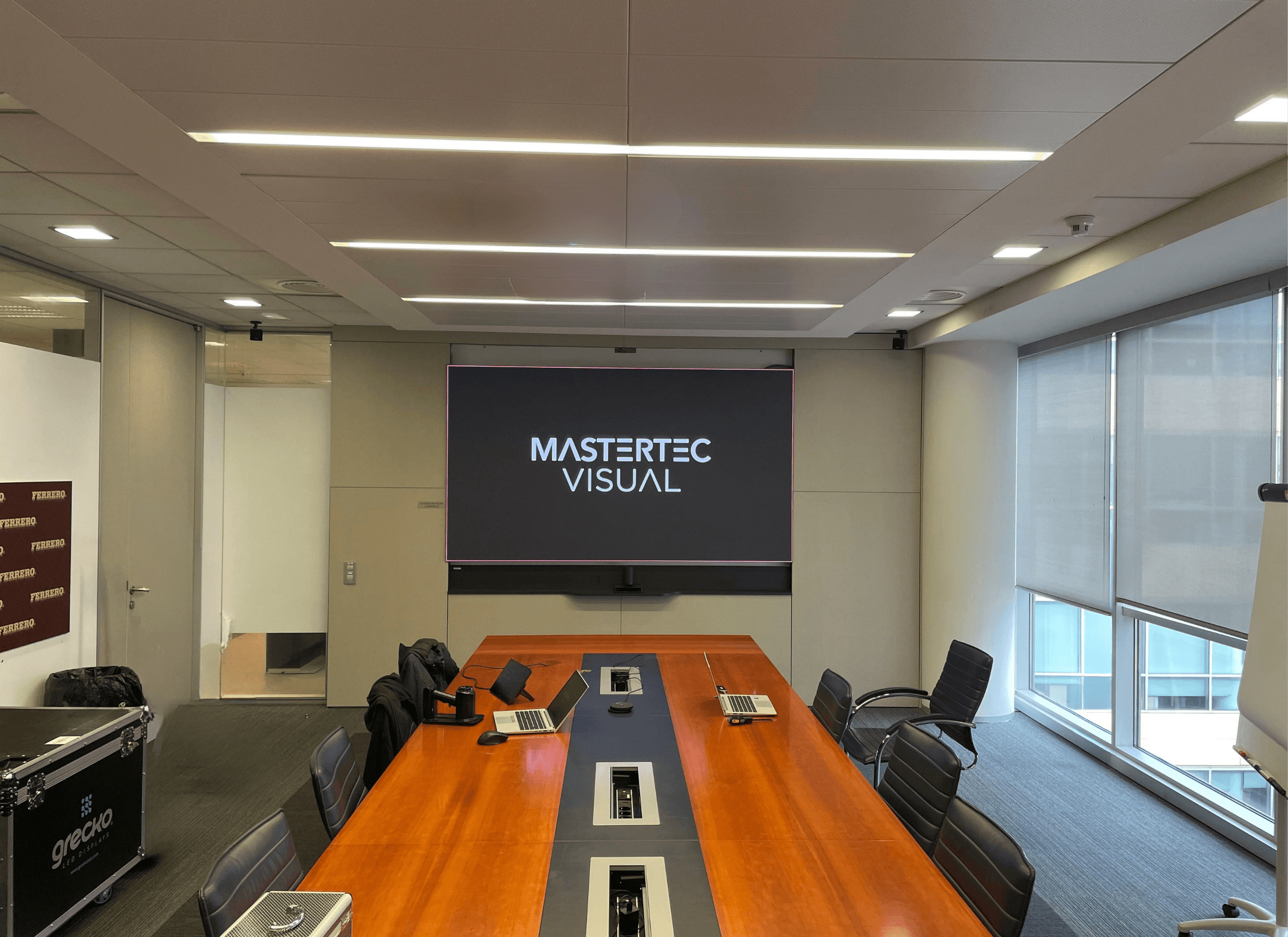 Sala de reuniones equipada con pantalla y videoconferencia